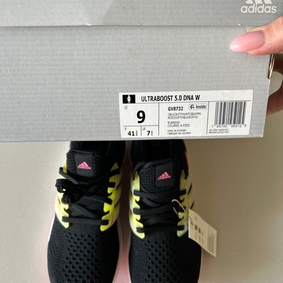 (NWT) Adidas Ultraboost 5.0 DNA Women’s, Size: 9 - Picture 11 of 11